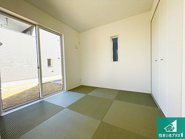 【和室】一室あると便利な和室は客間としてだけでなく、小さなお子様のプレイルームや食後のくつろぎスペースとしてもご利用いただけます。収納もついていますので大活躍間違いなし！