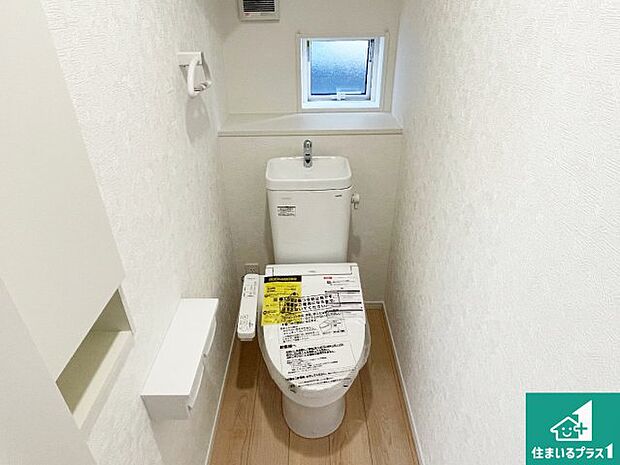 【トイレ】1・2階の2ヶ所にあるので、朝の忙しい時間の順番待ちもなく、深夜の利用にも大変便利です。