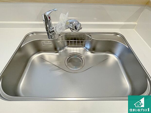 【キッチンシンク】蛇口の先端に浄水器を内蔵しています!原水と浄水、お湯と冷水、シャワーの切替えがワンタッチなので用途によって使い分けられます。