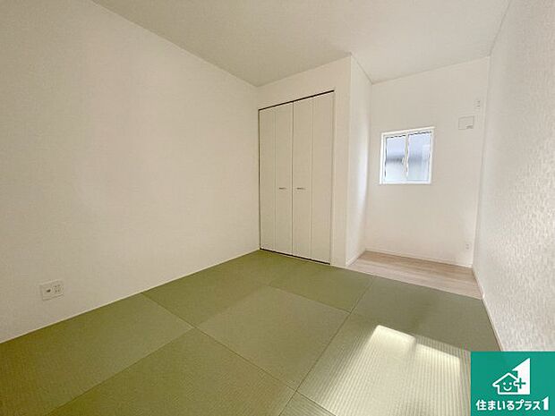 【和室】一室あると便利な和室は客間としてだけでなく、小さなお子様のプレイルームや食後のくつろぎスペースとしてもご利用いただけます。収納もついていますので大活躍間違いなし!