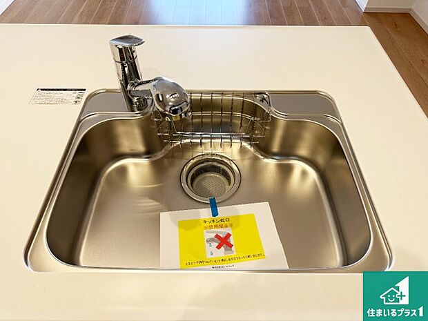 【キッチンシンク】蛇口の先端に浄水器を内蔵しています!原水と浄水、お湯と冷水、シャワーの切替えがワンタッチなので用途によって使い分けられます。