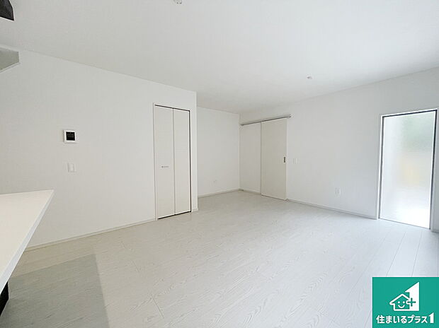 【居間・リビング】日当たり良好の明るいリビングで朝の目覚めもスッキリできそう!対面キッチンでご家族のコミュニケーションも自然と増える設計!小さなお子様が遊ぶスペースを作っても広々とくつろげるLDK!