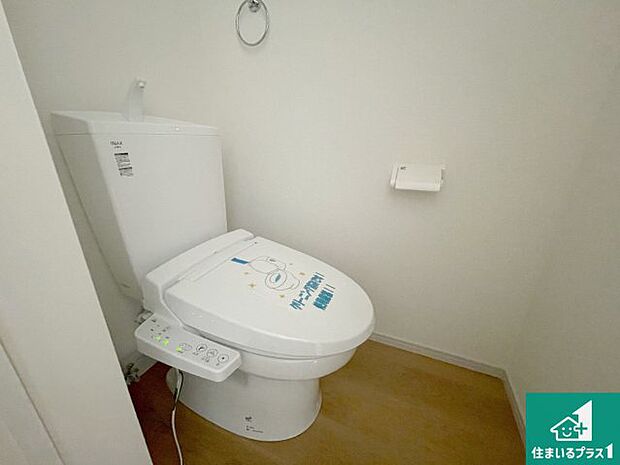 【トイレ】1・2階の2ヶ所にあるので、朝の忙しい時間の順番待ちもなく、深夜の利用にも大変便利です。