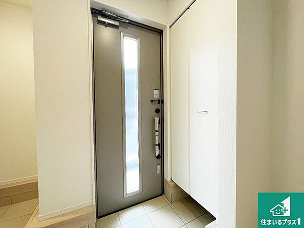 【玄関】シューズボックスにはたくさんの靴が収納できるので玄関周りはいつもスッキリ!ご家族が増えても安心!