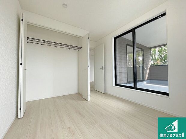 【洋室】シンプルな洋室は、自分好みのインテリアが楽しめます♪ご家族とインテリアや家具を選びに行くのは新築購入時の醍醐味の一つです。ぜひお楽しみください♪