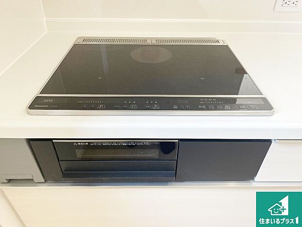 【コンロ】火を使わないので、安心なIHコンロ!でこぼこが無い構造なので、掃除もしやすく清潔に保てます!