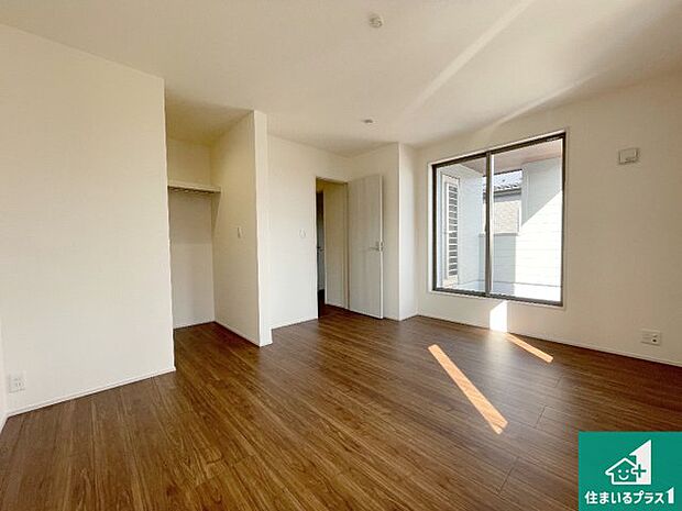 【洋室】シンプルな洋室は、自分好みのインテリアが楽しめます♪ご家族とインテリアや家具を選びに行くのは新築購入時の醍醐味の一つです。ぜひお楽しみください♪