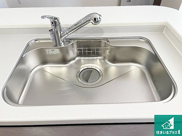 【キッチンシンク】蛇口の先端に浄水器を内蔵しています！原水と浄水、お湯と冷水、シャワーの切替えがワンタッチなので用途によって使い分けられます。