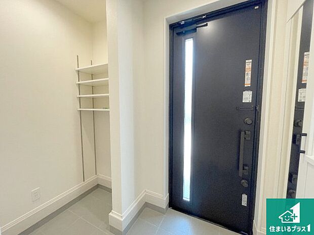 【玄関】シューズボックスにはたくさんの靴が収納できるので玄関周りはいつもスッキリ！ご家族が増えても安心！