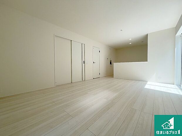 【居間・リビング】日当たり良好の明るいリビングで朝の目覚めもスッキリできそう！対面キッチンでご家族のコミュニケーションも自然と増える設計！小さなお子様が遊ぶスペースを作っても広々とくつろげるLDK！