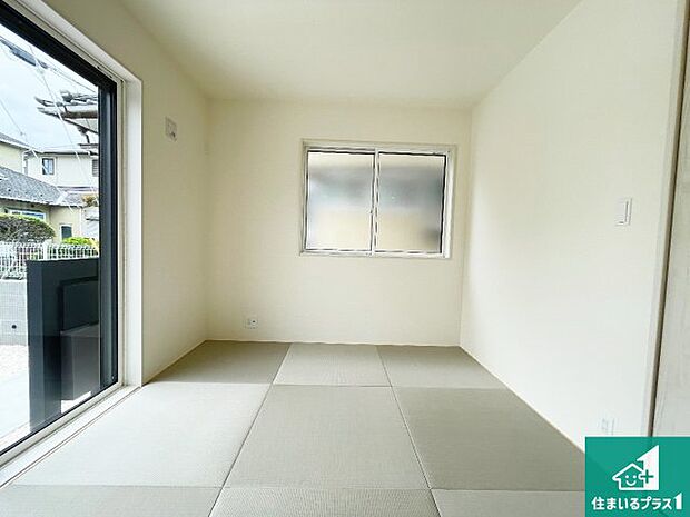 【和室】一室あると便利な和室は客間としてだけでなく、小さなお子様のプレイルームや食後のくつろぎスペースとしてもご利用いただけます。収納もついていますので大活躍間違いなし!