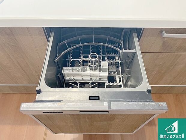 【食器洗浄乾燥機】食事後の一仕事、食器洗いをボタン一つでお任せできちゃいます！場所を取らないビルトイン式なので、お料理スペースもしっかり確保！