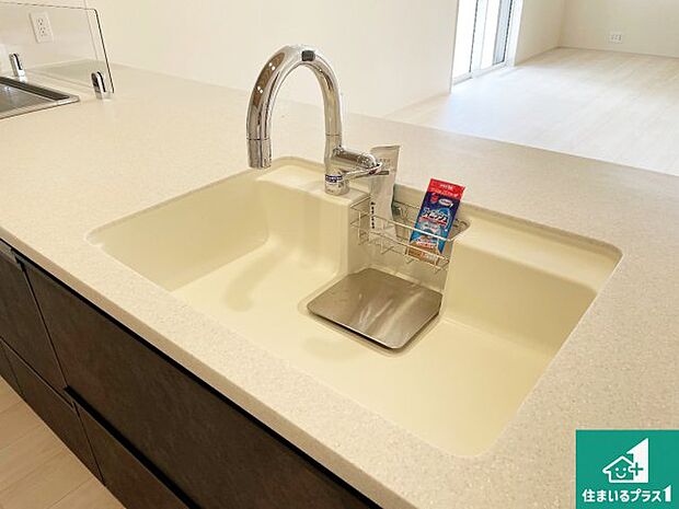 【キッチンシンク】蛇口の先端に浄水器を内蔵しています！原水と浄水、お湯と冷水、シャワーの切替えがワンタッチなので用途によって使い分けられます。