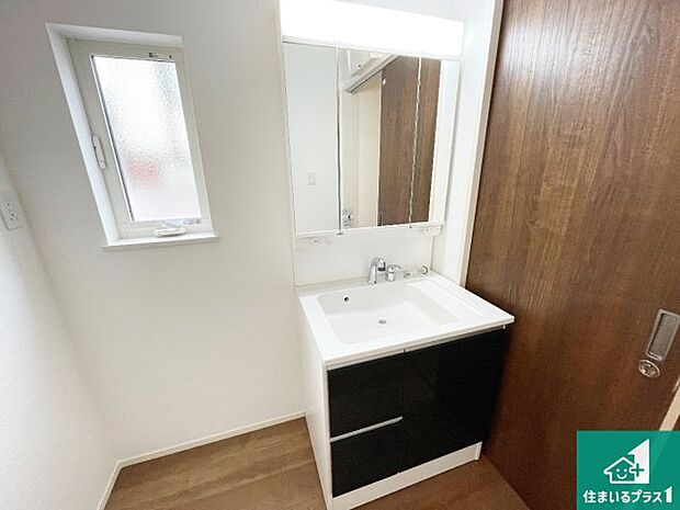【独立洗面台】清潔感のある洗面台です。フラットな鏡は掃除がしやすく毎日清潔！鏡裏には収納があるのでスッキリとした洗面台が保てます。