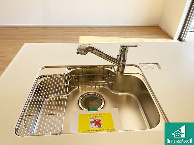 【キッチンシンク】蛇口の先端に浄水器を内蔵しています！原水と浄水、お湯と冷水、シャワーの切替えがワンタッチなので用途によって使い分けられます。