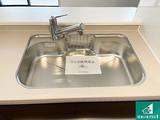 【キッチンシンク】蛇口の先端に浄水器を内蔵しています!原水と浄水、お湯と冷水、シャワーの切替えがワンタッチなので用途によって使い分けられます。