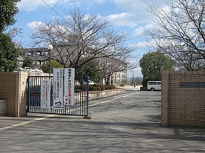 八幡市立男山中学校 徒歩400m