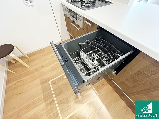 【食器洗浄乾燥機】食事後の一仕事、食器洗いをボタン一つでお任せできちゃいます!場所を取らないビルトイン式なので、お料理スペースもしっかり確保!
