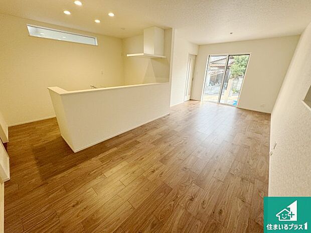 日当たり良好の明るいリビングで朝の目覚めもスッキリできそう!対面キッチンでご家族のコミュニケーションも自然と増える設計!小さなお子様が遊ぶスペースを作っても広々とくつろげるLDK!