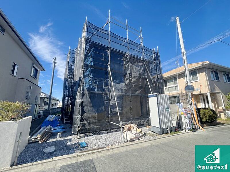 周辺は落ち着いた街並みの住宅地！子育てがしやすい住環境です！まだ未完成ですが、現地でしかわからない事もございます。是非一度ご覧ください。