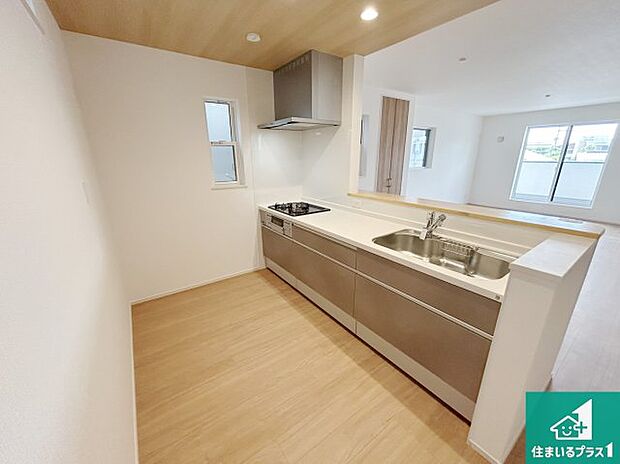 リビングと統一感があり、使い勝手のいいキッチン。広々としているので、二人並んで作業が出来ちゃいます。お子様と一緒に色々なお料理に挑戦できるスペースがあります。