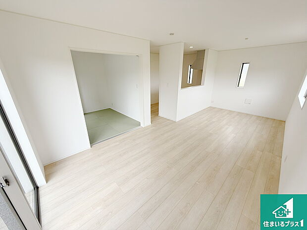 太陽の光が差し込むとっても明るいリビング!思わず微笑みたくなる居心地の良さ。家族団らんの時間も増えそうなくつろぎのLDKで、住む人のこだわりを活かすゆとりある空間♪