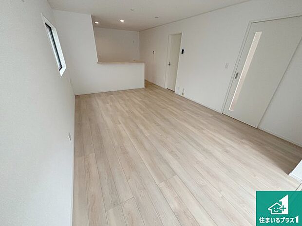 シンプルなリビングは、観葉植物等のインテリアを楽しめますね!パパ好みにも、ママ好みにも家具次第で雰囲気を変えることができます!