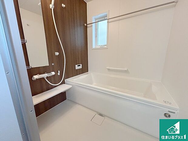 足をゆったり伸ばして寛げる浴槽です。窓が設けられていますので差し込む光が明るく穏やかな雰囲気にしてくれます♪浴室乾燥機も設置しているので、雨の日の洗濯物も安心です♪