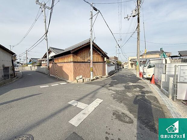 周辺は落ち着いた街並みの住宅地!子育てがしやすい住環境です!まだ未完成ですが、現地でしかわからない事もございます。是非一度ご覧ください。