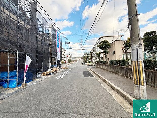 周辺は落ち着いた街並みの住宅地！子育てがしやすい住環境です！まだ未完成ですが、現地でしかわからない事もございます。是非一度ご覧ください。