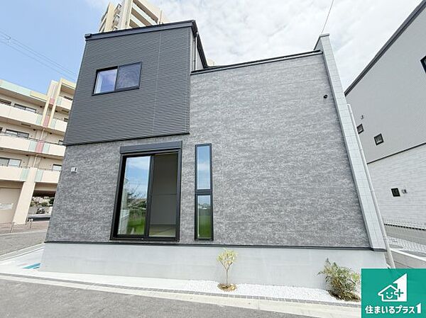 周辺は落ち着いた街並みの住宅地！子育てがしやすい住環境です！まだ未完成ですが、現地でしかわからない事もございます。是非一度ご覧ください。