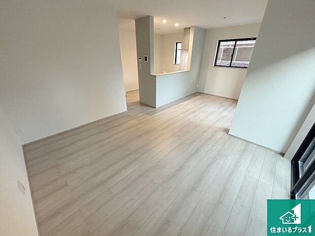 日当たり良好の明るいリビングで朝の目覚めもスッキリできそう！対面キッチンでご家族のコミュニケーションも自然と増える設計！小さなお子様が遊ぶスペースを作っても広々とくつろげるLDK！