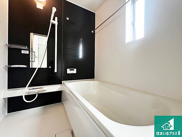 足をゆったり伸ばして寛げる浴槽です。窓が設けられていますので差し込む光が明るく穏やかな雰囲気にしてくれます♪浴室乾燥機も設置しているので、雨の日の洗濯物も安心です♪