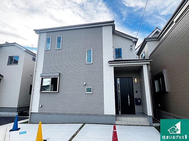 周辺は落ち着いた街並みの住宅地！子育てがしやすい住環境です！まだ未完成ですが、現地でしかわからない事もございます。是非一度ご覧ください。