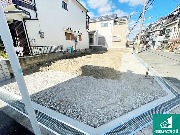 周辺は落ち着いた街並みの住宅地！子育てがしやすい住環境です！まだ未完成ですが、現地でしかわからない事もございます。是非一度ご覧ください。