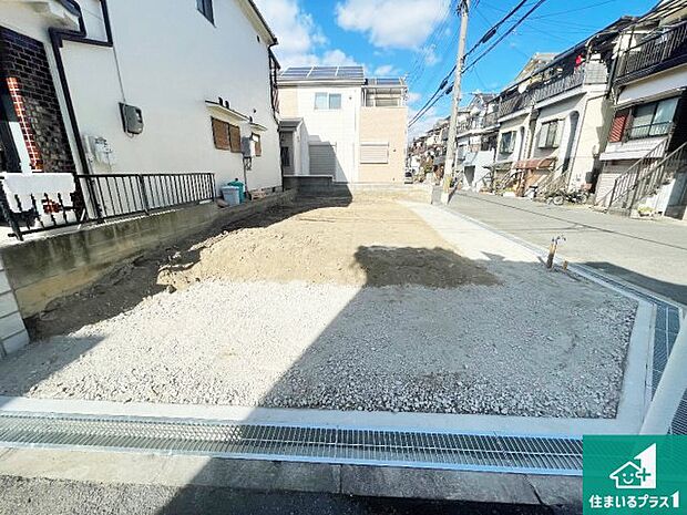 周辺は落ち着いた街並みの住宅地！子育てがしやすい住環境です！まだ未完成ですが、現地でしかわからない事もございます。是非一度ご覧ください。