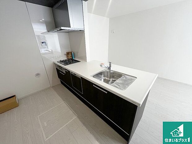 明るいリビングで朝の目覚めもスッキリできそう！対面キッチンでご家族のコミュニケーションも自然と増える設計！小さなお子様が遊ぶスペースを作っても広々とくつろげるLDK！