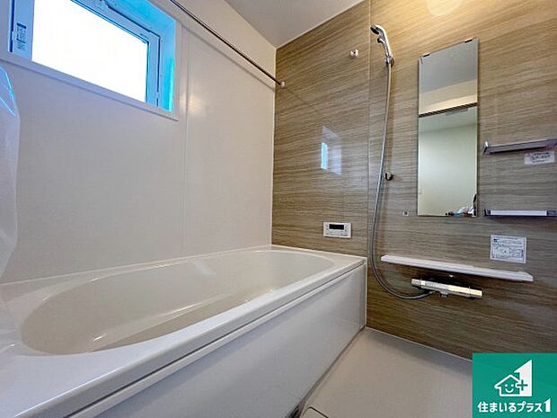 足をゆったり伸ばして寛げる浴槽です。窓が設けられていますので差し込む光が明るく穏やかな雰囲気にしてくれます♪浴室乾燥機も設置しているので、雨の日の洗濯物も安心です♪