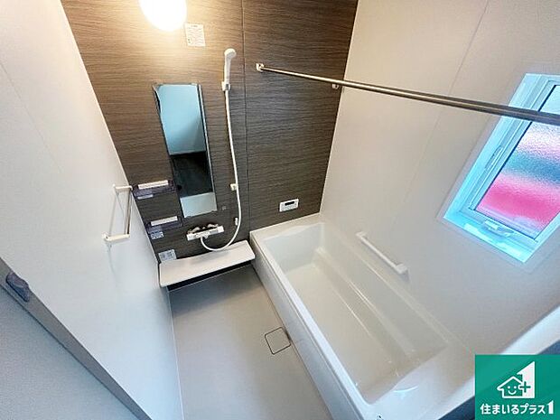 足をゆったり伸ばして寛げる浴槽です。窓が設けられていますので差し込む光が明るく穏やかな雰囲気にしてくれます♪浴室乾燥機も設置しているので、雨の日の洗濯物も安心です♪