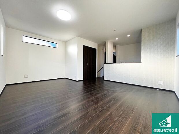 シンプルなリビングは、観葉植物等のインテリアを楽しめますね！パパ好みにも、ママ好みにも家具次第で雰囲気を変えることができます！