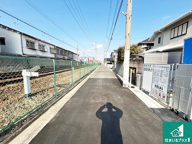 周辺は落ち着いた街並みの住宅地！子育てがしやすい住環境です！まだ未完成ですが、現地でしかわからない事もございます。是非一度ご覧ください。