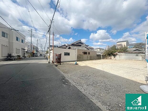 周辺は落ち着いた街並みの住宅地!子育てがしやすい住環境です!まだ未完成ですが、現地でしかわからない事もございます。是非一度ご覧ください。