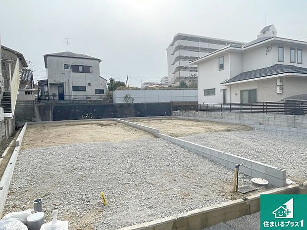 周辺は落ち着いた街並みの住宅地!子育てがしやすい住環境です!まだ未完成ですが、現地でしかわからない事もございます。是非一度ご覧ください。