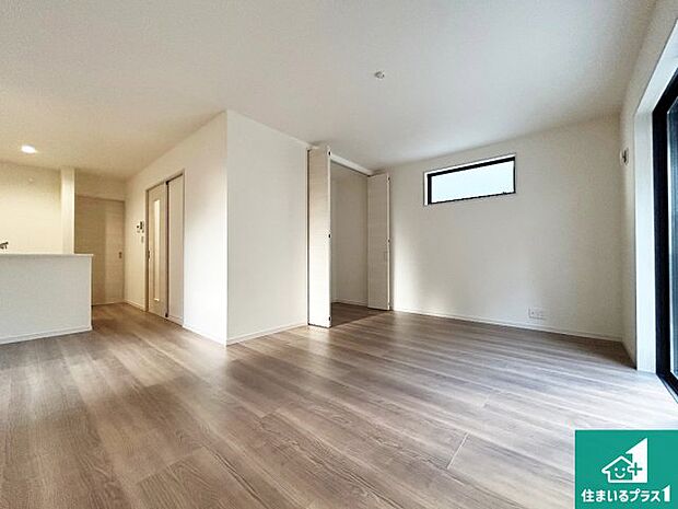 シンプルなリビングは、観葉植物等のインテリアを楽しめますね!パパ好みにも、ママ好みにも家具次第で雰囲気を変えることができます!