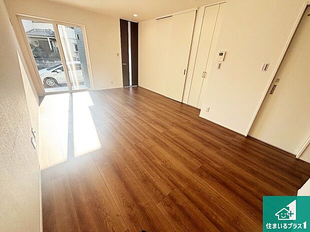 明るいリビングで朝の目覚めもスッキリできそう!対面キッチンでご家族のコミュニケーションも自然と増える設計!小さなお子様が遊ぶスペースを作っても広々とくつろげるLDK!