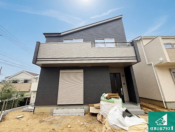 周辺は落ち着いた街並みの住宅地！子育てがしやすい住環境です！まだ未完成ですが、現地でしかわからない事もございます。是非一度ご覧ください。