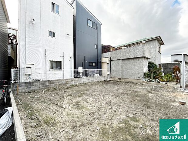 周辺は落ち着いた街並みの住宅地！子育てがしやすい住環境です！まだ未完成ですが、現地でしかわからない事もございます。是非一度ご覧ください。