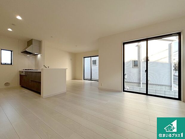 シンプルなリビングは、観葉植物等のインテリアを楽しめますね！パパ好みにも、ママ好みにも家具次第で雰囲気を変えることができます！