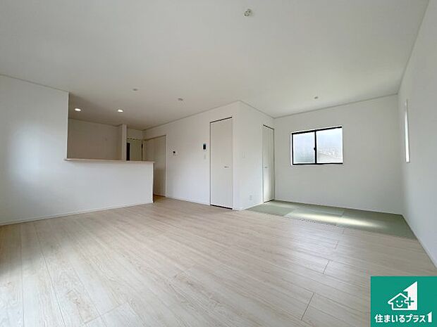 シンプルなリビングは、ソファーを置いたり、観葉植物を置いたり、家具の配置やインテリアで住む人のこだわりを活かすゆとりある空間にしてください♪