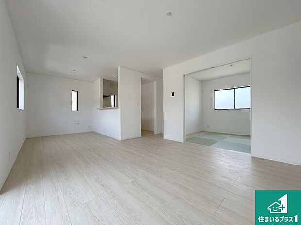 シンプルなリビングは、ソファーを置いたり、観葉植物を置いたり、家具の配置やインテリアで住む人のこだわりを活かすゆとりある空間にしてください♪